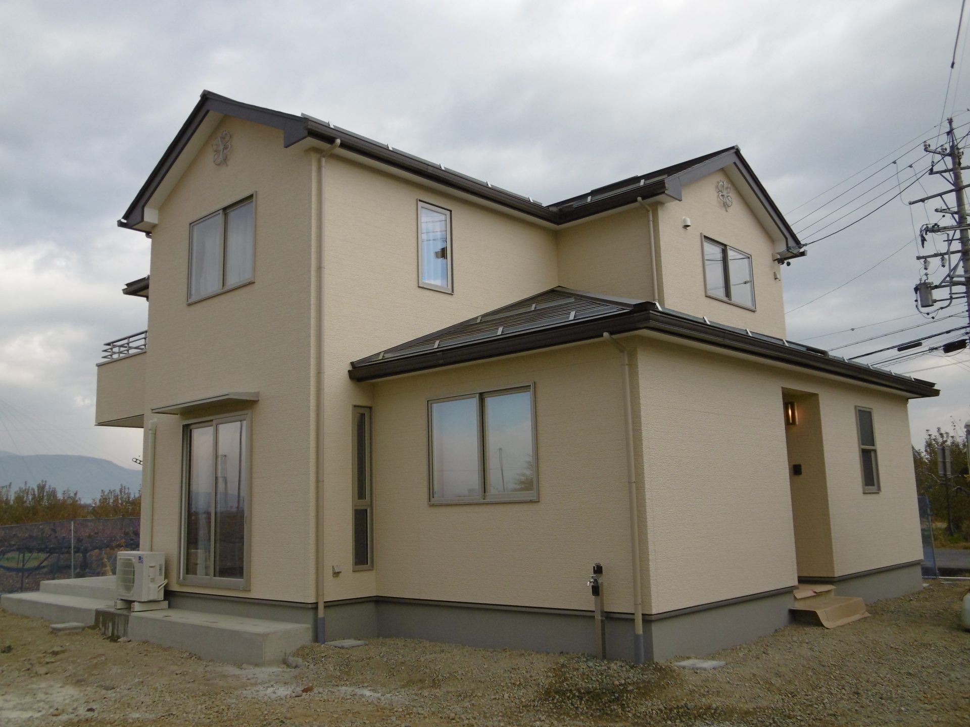 42坪 落ち着いた佇まいと色合いの外壁で仕上げた５ＬＤＫの住宅