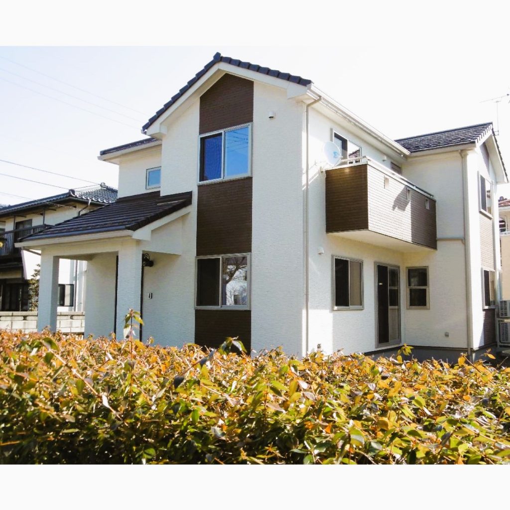 長野市：38坪 ホワイトにブラウンを合わせたツートンカラー４ＬＤＫの住宅